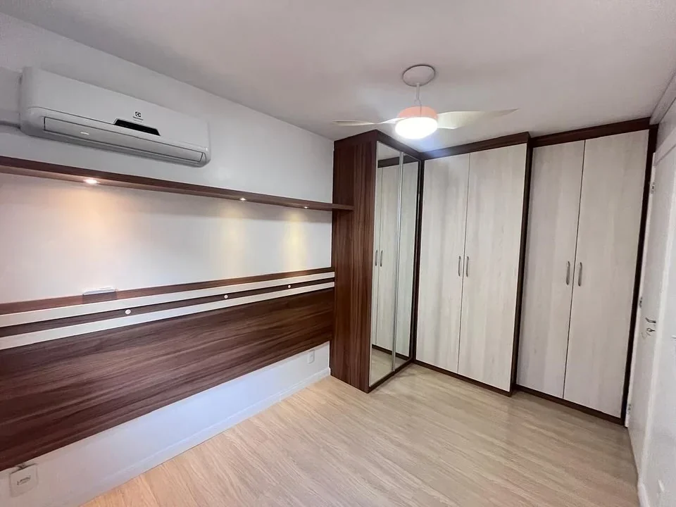 Projeto AMART — dormitório planejado com guarda-roupa espelhado